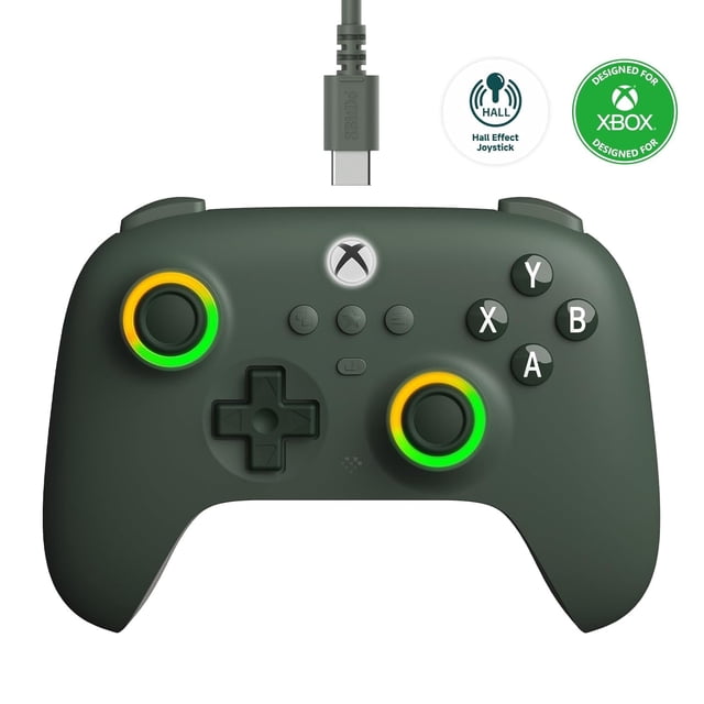 controlador 8bitdo ultimate c con cable para xbox series x|s, one Verde Oscuro, vista frontal centrada del mando con joysticks Hall Effect y Fire Ring de iluminación RGB, botones A B X Y y cruceta mejorada visibles, bumpers superiores, conector USB-C en la parte superior y logo Xbox en el centro; compatible con Xbox Series X|S, Xbox One y Windows 10/11; diseño portátil a menudo usado para juego en viajes.