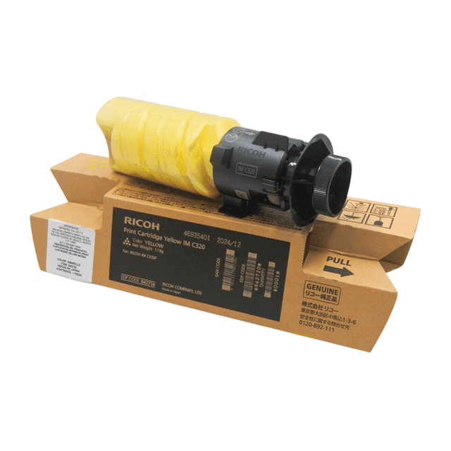 tóner ricoh im c320 amarillo original 842720 rendimiento 10,000 páginas, cartucho amarillo para Ricoh IM C320 colocado sobre caja de cartón, cuerpo amarillo con módulo plástico negro y etiqueta con número de pieza 842720; apto como reemplazo de tóner en impresoras compartidas.
