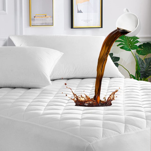 funda de colchón unilibra, totalmente impermeable, con bolsillo profundo protector acolchado blanco vista frontal en cama completa; superficie con costuras en cuadrícula y falda elástica profunda que ajusta los bordes, líquido oscuro vertido que rebota sin filtrarse, apta para colchones de 15–17.7 in, lavable a máquina y también usada para proteger colchones de huéspedes o mascotas.