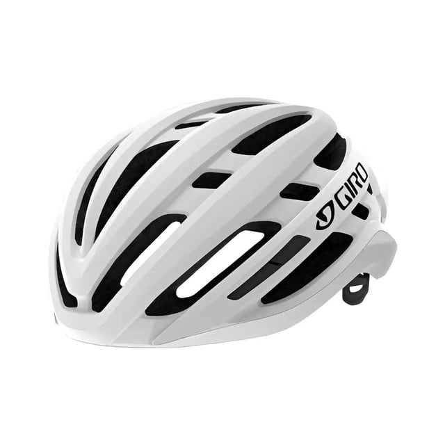 casco giro agilis blanco mate, vista 3/4 frontal con múltiples ventilaciones alargadas, carcasa exterior blanca mate, forro interior oscuro visible y logo Giro lateral; diseño aerodinámico y ajuste trasero con hebilla. También es adecuado para uso recreativo en bicicleta urbana.