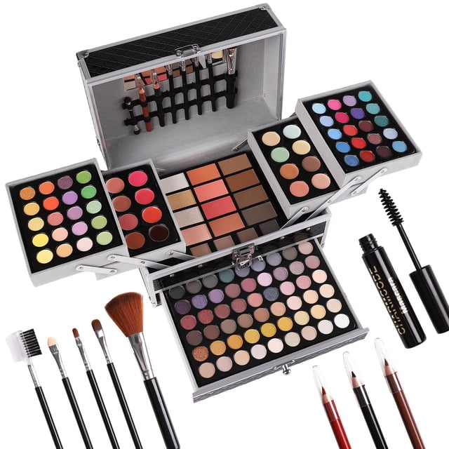 set de regalo de maquillaje charmcode todo en uno con sombra de ojos y lápiz labial, caja expandible plateada vista frontal 3/4 con niveles desplegados que muestran paletas con 94 sombras de ojos, 12 lápices labiales, 12 correctores, 4 polvos para cejas, 4 rubores, 4 resaltadores, 4 contornos, 6 brochas, 1 máscara y delineadores; disposición modular y variedad de tonos que resalta paleta de alto pigmento y mezcla suave, también apto para crear muestras de color para sesiones de maquillaje.