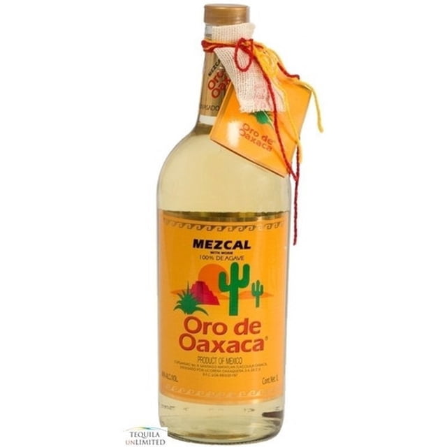 mezcal oro de oaxaca con gusano 1000 ml mezcal oro de oaxaca botella de mezcal Botella frontal de 1000 ml con mezcal ámbar brillante; etiqueta naranja con cactus y texto "Oro de Oaxaca", saco decorativo en el cuello y etiqueta colgante, 100% agave y 38% alc./vol.