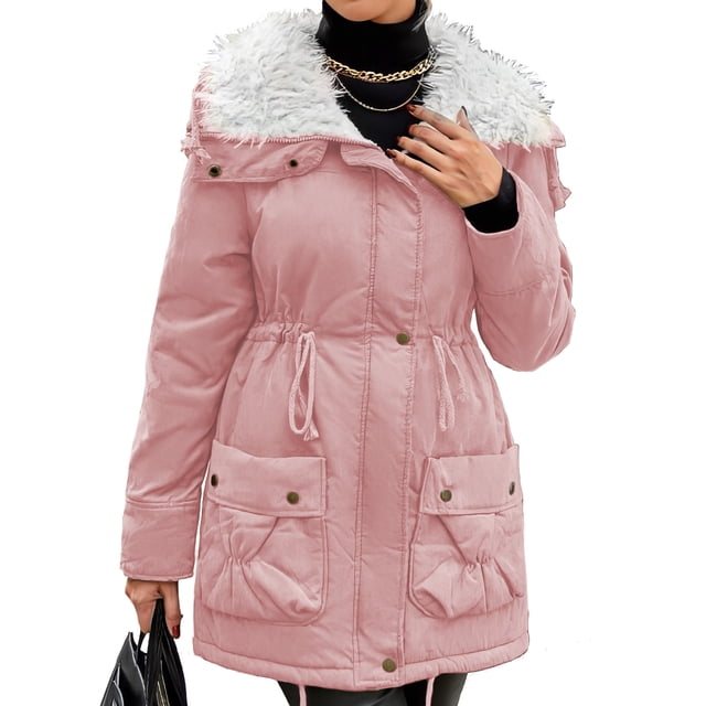 chamarra termica para mujer shendy vendy aborregado de invierno Rosa Shendy Vendy, vista frontal 3/4 de chamarra térmica rosa hasta la cadera con cierre central y botones a presión, cordón ajustable en la cintura, bolsillos frontales con solapa y botones, capucha con interior tipo borreguito blanco y gorro desmontable; tejido acolchado y tacto suave. También se usa a menudo como abrigo casual para salidas en temporada fría.