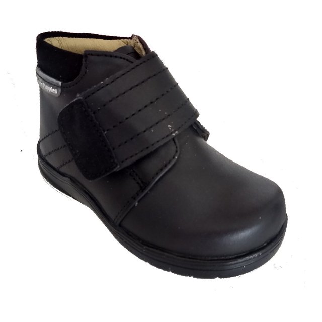 calzado de juvenil tipo botin color danubio negro hush puppies kids 51692 botín juvenil Danubio negro Hush Puppies, vista 3/4 frontal con correa doble de velcro en empeine, puntera lisa, cuello acolchado en el tobillo y suela de goma moldeada sobre fondo blanco. También es adecuado como calzado escolar casual para uso diario.