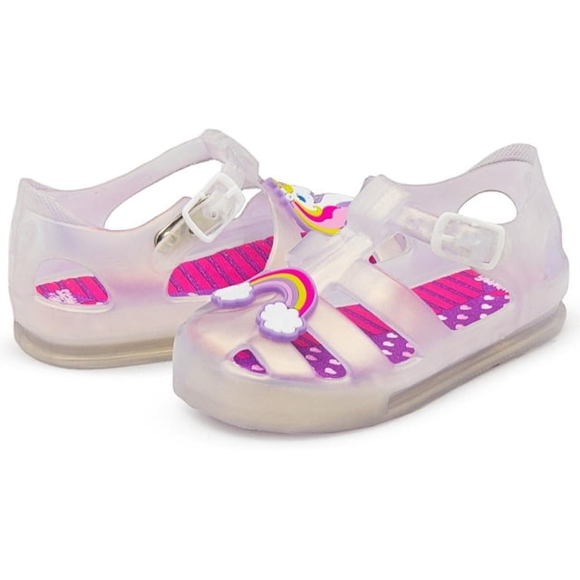 sandalia de plástico para niña unicornio bubble gummers Azul tornasol, vista 3/4 frontal de par con puntera cerrada y correas, hebilla blanca ajustable, plantilla rosa con rayas y corazones, adorno unicornio con arcoíris y nubes, suela translúcida antideslizante y construcción ligera; adecuada para juego al aire libre y también usada a menudo como calzado de cambio para actividades en la alberca o la playa.