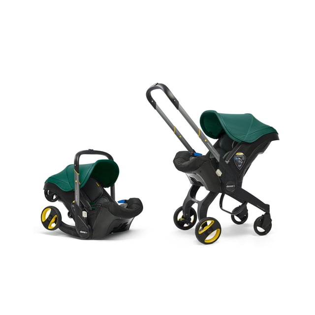 asiento de coche y silla de paseo doona racing green asiento infantil convertible a cochecito, vista centrada con unidad orientada hacia atrás y la misma en modo cochecito; capota Racing Green, carcasa negra, arnés de 5 puntos y inserto ergonómico visibles, ruedas integradas amarillas y asa de transporte desplegada sobre fondo blanco; suele usarse como portabebés en traslados.