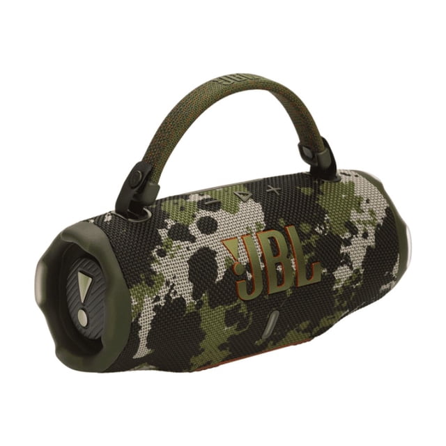 jbl charge 6 camuflaje altavoz portátil con patrón camuflaje verde y negro, vista 3/4 frontal centrada mostrando el logotipo JBL grande en el panel frontal, asa textil superior arqueada, rejilla de malla tejida y extremos cilíndricos con radiadores pasivos visibles; funciona también como cargador portátil para dispositivos durante viajes.