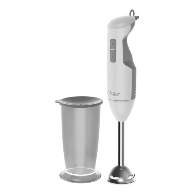 batidora de inmersión oster fpsthb26/10 roja licuadora de mano con mango ergonómico, eje y cuchillas de acero inoxidable; se muestra vertical junto a vaso medidor con tapa y botones frontales visibles, incluye función turbo para mezclas homogéneas y es adecuada para purés y malteadas.
