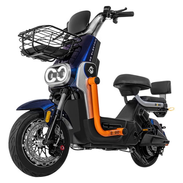 bicleta bicimoto electrica 800w 60v 50km/h luces full led azul BIZMO, vista 3/4 frontal centrada de una bicimoto eléctrica azul con cuadro robusto y guardabarros delantero, manubrio con cesto metálico frontal, doble faro LED circular, tubo lateral naranja visible, asiento doble acolchado, llanta de 15 pulgadas con disco de freno visible y guardabarros trasero. Batería 60V y velocidad hasta 50 km/h; a menudo usada como opción práctica para entregas ligeras por su canastilla frontal.