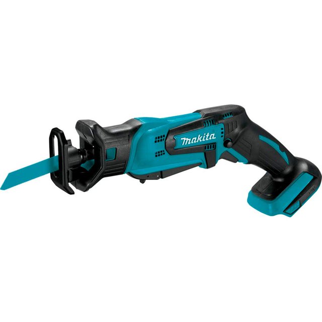 sierra recíproca inalámbrica makita xrj01z-r 18v compacta reacondicionada, vista lateral fronto-lateral de una sierra reciprocante azul verdoso y negra con hoja instalada; carcasa de aproximadamente 40 cm, mango con recubrimiento de goma suave, interruptor de doble posición (paleta/ gatillo), sistema de cambio de hoja sin herramientas, luz LED integrada y peso aproximado 1,8 kg (sin batería). A menudo usada también para cortes de demolición en espacios reducidos.