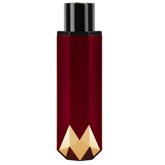garnet royalty by maluma perfume para hombres 2.5 oz edp spray botella roja facetada con tapa negra y emblema dorado en la base, vista frontal; fragancia fougère amaderada con apertura de lavanda y baya rosa, corazón de geranio y jengibre y fondo de olíbano y pachulí.