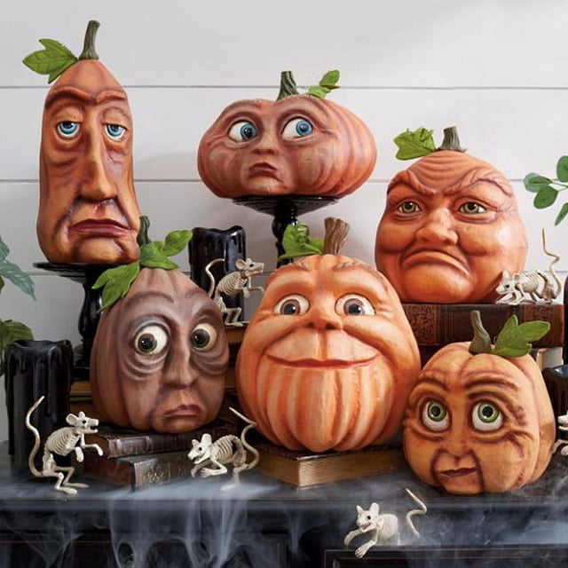 xihbxyly decoración de halloween con forma de humanoide, calabaza sonriente multicolor con hojas de tela verdes y sombrero de copa de encaje negro; figura frontal con base con peso para estabilidad, sobre mesa con otras calabazas y niebla decorativa, adecuada para decoración de fiesta de temporada navideña y Halloween.
