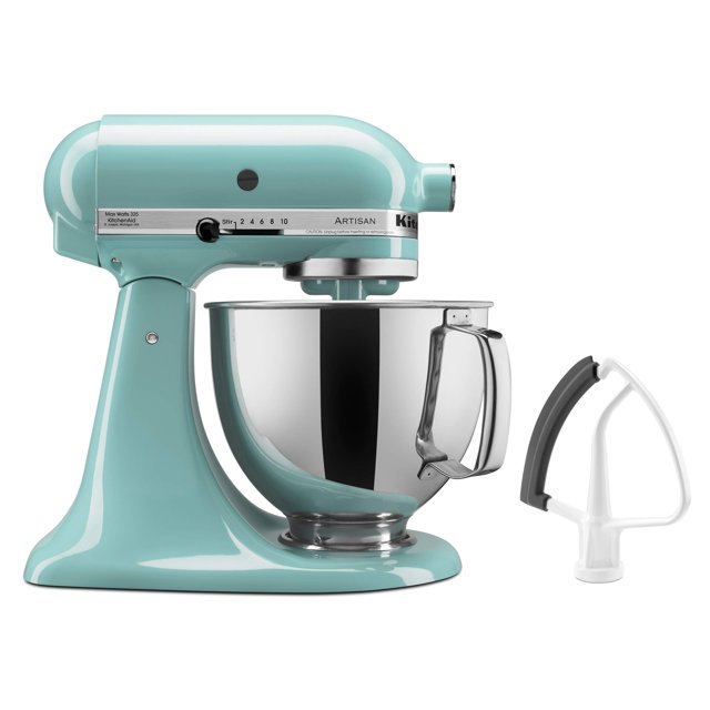 batidora de pie kitchenaid ksm150feaq artisan aqua sky de 5 cuartos de galón, vista frontal 3/4 con cuerpo metálico Aqua Sky y cuenco de acero inoxidable de 5 qt con mango; rueda de 10 velocidades, cabeza inclinable y batidor Flex Edge incluido mostrado a la derecha sobre fondo blanco. Ideal para mezclar grandes cantidades y repostería doméstica.