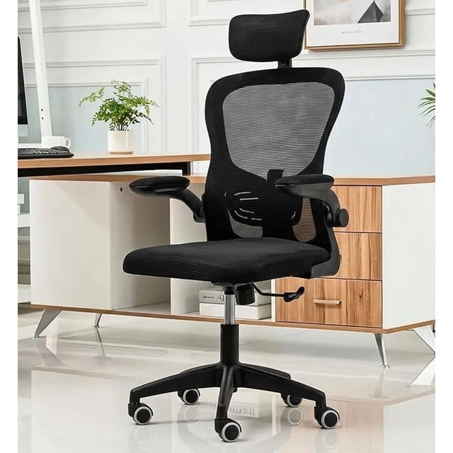 silla ejecutiva para oficina escritorio con reposapies reclinable y giratoria asiento para trabajo ergonómica respaldo acojinados (negra) vista frontal 3/4, silla negra con respaldo de malla curva y cabezal acolchado, asiento tapizado en tela negra, apoyabrazos ajustables, base giratoria de cinco radios con ruedas y palanca lateral visible para reclinar; fondo con escritorio y cajonera en oficina doméstica. También suele usarse para estaciones de trabajo en casa o gaming ligero.