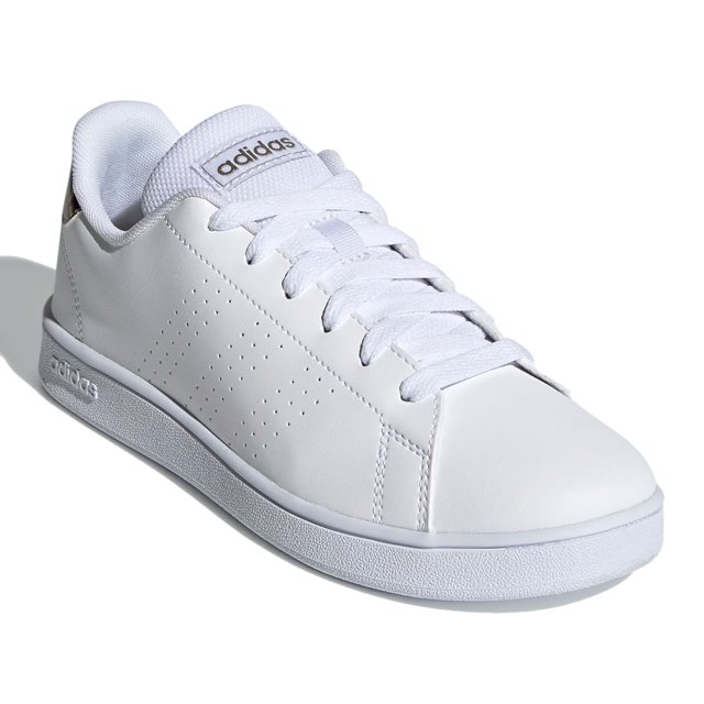 tenis adidas niños advantage blanco fy8875 tenis casual infantil blanco con corte sintético, vista 3/4 frontal que muestra silueta baja, cordones planos, franjas perforadas en el costado, tirador en talón y logo adidas en la lengüeta; suela de goma texturizada para tracción; a menudo usado como calzado diario fácil de poner gracias al cierre de velcro en modelos similares.