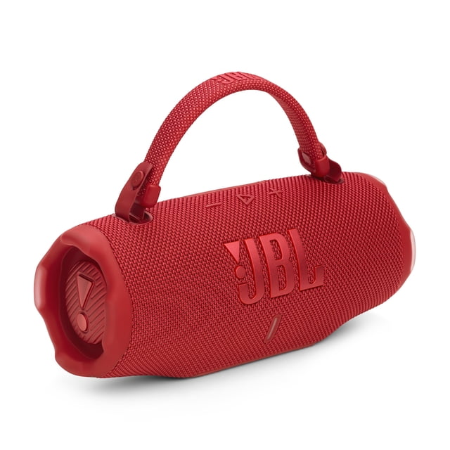 altavoz bluetooth jbl charge 6 portátil resistente al agua rojo — vista 3/4 frontal del altavoz rojo con malla texturizada y logotipo JBL en relieve, extremos con paneles de graves visibles, correa de transporte de tejido extraíble en la parte superior y botones de control en la cara superior; ideal para eventos y reproducción con sonido potente, a menudo usado también como batería externa portátil.