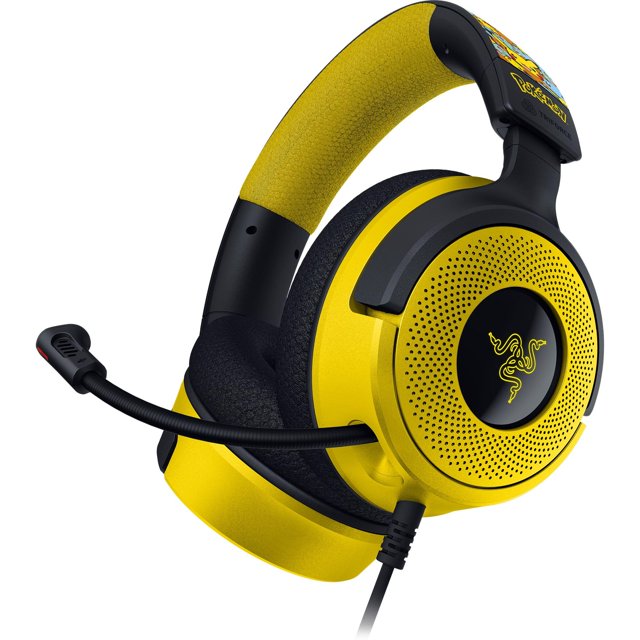 auriculares razer kraken v4 x con cable, 40 mm, micrófono cardioide, edición pokémon — Auriculares gaming amarillos y negros en vista 3/4 frontal; drivers de 40 mm Triforce, iluminación Chroma RGB en la copa, almohadillas de espuma viscoelástica con recubrimiento de tela y cuero sintético, micrófono cardioide retráctil flexible y cable Tipo C/Tipo A. Compatibles con PC, Mac, PS5 y Nintendo Switch; también adecuados para streaming y edición de audio ligera.