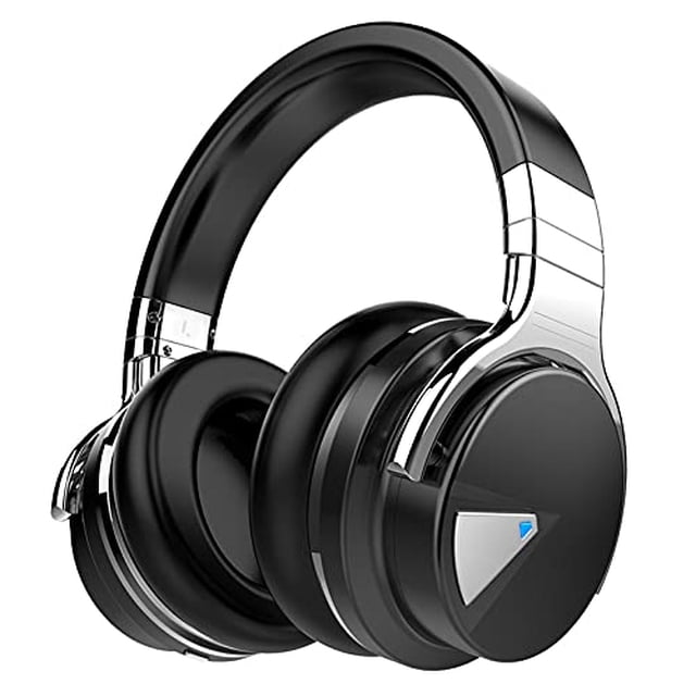 audífonos con cancelación de ruido silensys e7 bluetooth con micrófono, graves profundos, inalámbricos, cómodos protein earpads - 30 horas de reproducción, viajes/trabajo, negros Vista 3/4 de audífonos negros Silensys E7 con diadema acolchada y copas circumaurales; almohadillas de protein visibles, paneles exteriores circulares con detalle triangular brillante y pequeño LED azul, brazos plegables con acentos cromados y acabado mate. Micrófono integrado, cancelación activa de ruido y hasta 30 horas de reproducción; a menudo usados para llamadas y viajes.