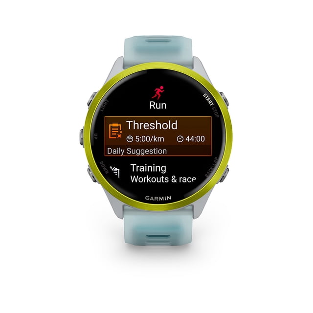 garmin monitor deportivo, forerunner 570 47mm reloj GPS deportivo de 47 mm con bisel amarillo‑lima y correa de silicón azul claro; vista frontal centrada que muestra pantalla circular con menú de entrenamiento: 'Run', tarjeta 'Threshold' 5:00/km 44:00 y sección 'Training'. Su tamaño compacto lo hace adecuado también para uso diario y seguimiento de actividades.