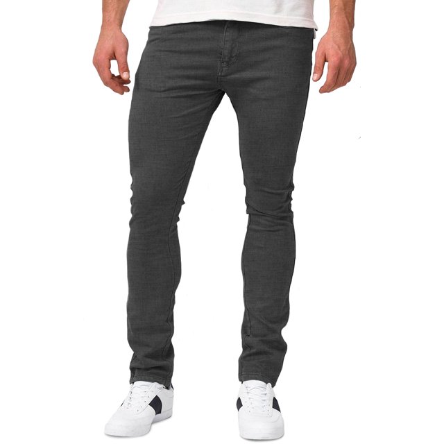 jeans para hombre shendy vendy slim fit mezclilla stretch Gris Oscuro, vista frontal de pierna completa en modelo de pie; corte slim ajustado con cierre de cremallera y botón, bolsillos traseros ampliados y tela de mezclilla con ligera elasticidad; prenda versátil para uso diario en temporada fría, suele combinarse con tenis blancos.