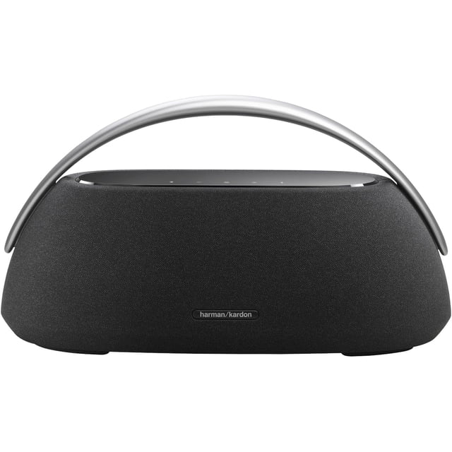 bocina inalámbrica bluetooth harman kardon negro Vista frontal de la bocina Go + Play 3 portátil en negro con rejilla textil oscura, asa arqueada metálica plateada, controles táctiles en la parte superior y logotipo harman/kardon en el frente; pensada para sonido estéreo 3 vías y conexión Bluetooth 5.2, adecuada para interiores y exterior; a menudo usada para llevar música en reuniones o viajes cortos.