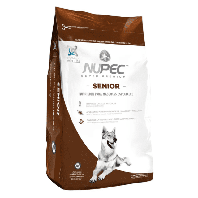 croquetas nupec senior razas grandes 8 kg bolsa blanca y café con logotipo NUPEC y texto 'SENIOR', vista frontal 3/4 que muestra dibujo de perro grande y leyendas de beneficios nutricionales visibles; alimento para perros senior con sello 'FÓRMULA HIGH TECH'.