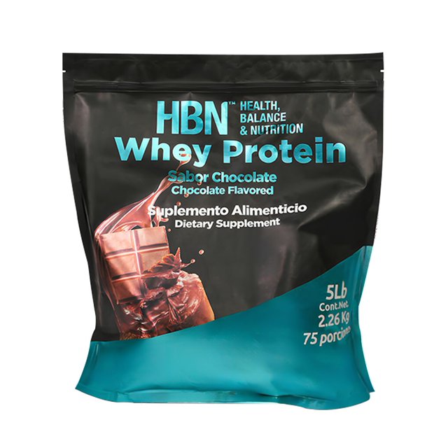 proteína sabor chocolate HBN en polvo, bolsa frontal negro y turquesa con texto “Whey Protein” y “Sabor Chocolate”, imagen de tableta y salpicadura de chocolate, indica 5 lb (2.26 kg) y 75 porciones; suplemento alimenticio para mayores de 18 años; a menudo usada para complementar ingesta de proteína en batidos.