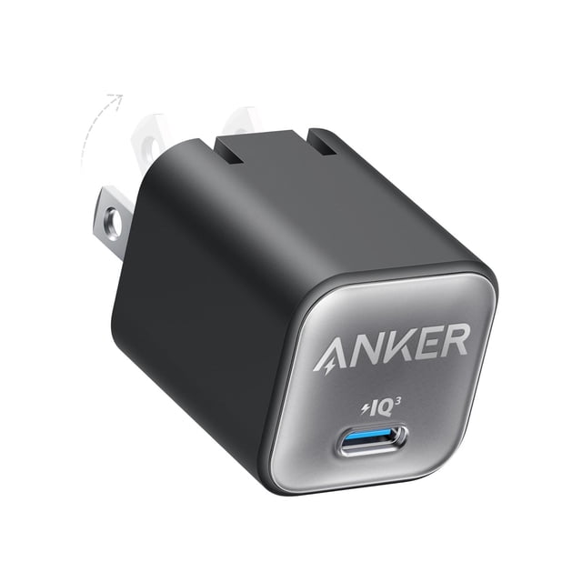 anker nano - cargador usb c, 30 w, piq 3.0, plegable, cargador de iphone de carga rápida para iphone en negro. Vista 3/4 frontal del cargador plegable con clavijas parcialmente plegadas y puerto USB‑C visible; cara frontal con logotipo ANKER e indicador IQ³ y acabado mate en cuerpo compacto. Tamaño portátil, a menudo usado también para cargar tablets y accesorios en viaje (cable no incluido).
