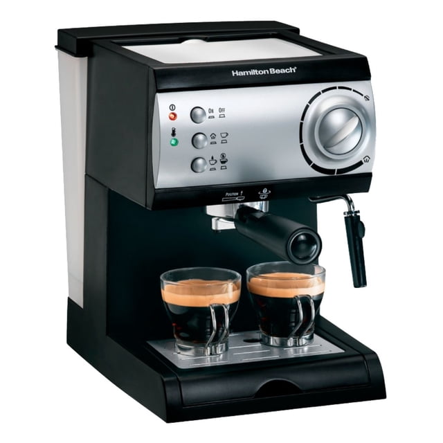 cafetera para expreso hamilton beach 40715 negra con bomba de 15 bares, vista frontal 3/4; máquina compacta con panel plateado y perilla giratoria, luces indicadoras, portafiltro con salida doble sirviendo dos tazas con crema, boquilla espumadora lateral y depósito de agua extraíble de 40 oz (1.18 L); base con bandeja goteo extraíble y cuerpo en plástico y acero inoxidable, ideal para cocinas y barras pequeñas y adecuada también para pequeñas oficinas.