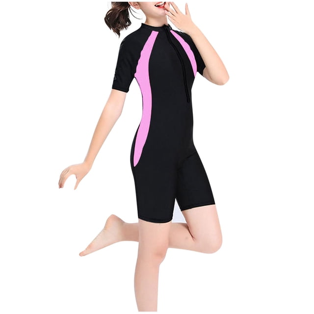 odeerbi 7-15 años traje de baño de entrenamiento atlético de una pieza para niñas traje de baño de surf para niñas ropa de playa bonita traje de baño rosa con paneles laterales fucsia, cremallera frontal corta, mangas cortas y pernera hasta la rodilla; vista frontal centrada que muestra la silueta ajustada en poliéster sobre fondo blanco. A menudo usado para natación y actividades acuáticas en vacaciones y playa.