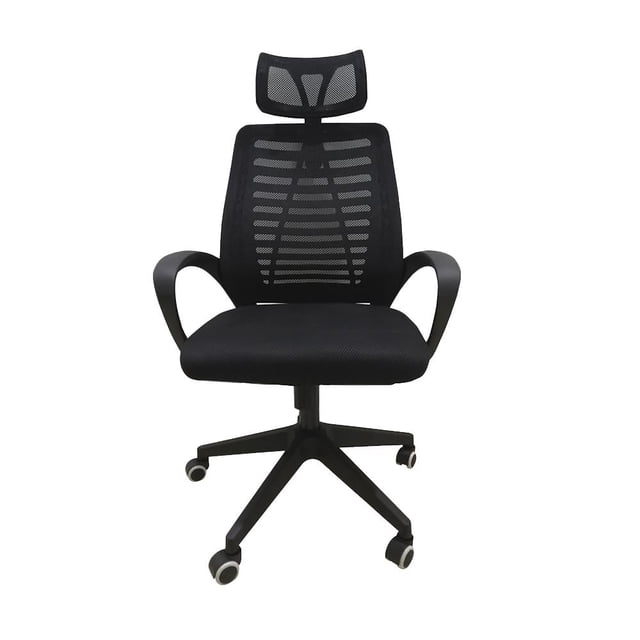 silla de oficina midtown concept ergonómica color negro frontal con cabezal ergonómico ajustable, respaldo de malla con soporte lumbar visible, asiento acolchado negro, reposabrazos curvos y base giratoria de cinco ruedas; también usada para home office o escritorio en espacios modernos.