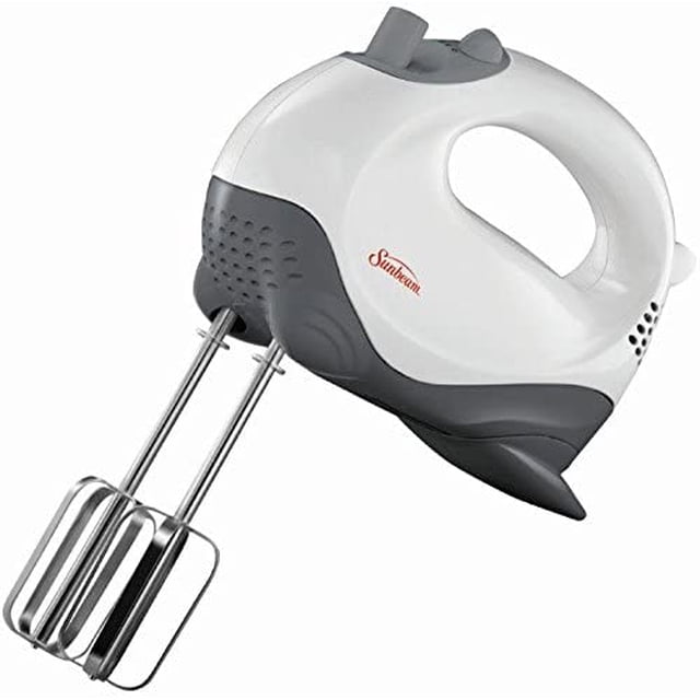 batidora hand mixer sunbeam 120v fpsbhm4000-013 Batidora manual Sunbeam blanca en vista 3/4 con asa ergonómica, perilla de 5 velocidades en el panel superior, base de apoyo estable y ventilaciones laterales; aspas de acero inoxidable dobles visibles. Suele usarse para batir claras y mezclas pequeñas.
