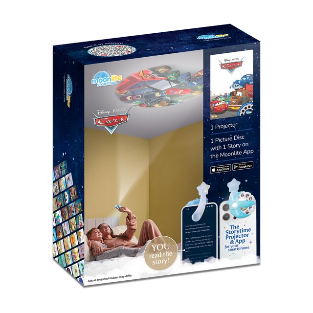 proyector electrónico de aprendizaje moonlite cars 1 story Paquete de proyector Cars 1 Story; caja azul con ventana frontal, logos Moonlite y Disney Pixar Cars, proyector blanco con control en forma de estrella y disco de imágenes visible, ilustración de padres leyendo a niño en cama y texto que promociona la app para cuentos y proyección infantil.