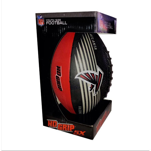balón de fútbol americano youth rawlings nfl atlanta falcons rojo, balón juvenil en caja vertical; paneles rojo y negro con logo de Atlanta Falcons y rayas grises, textura de goma moldeada y costuras visibles, empaquetado con marca Rawlings y texto HD Grip, tamaño aproximado 22 x 13 x 13 cm.