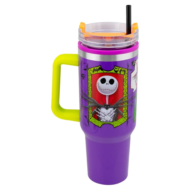 termo alto doble pared con asa y popote jack skellington colección el extraño mundo de jack capacidad 1.2 l morado, vista frontal centrada de termo cilíndrico con exterior de acero inoxidable morado e ilustración de Jack Skellington en marco verde; asa lateral de plástico amarillo lima, tapa transparente enroscable con popote negro visible de 30 cm; boca 10 cm, altura 27.5 cm, base 7.5 cm. Su diseño lo hace adecuado como vaso de viaje para actividades diarias.