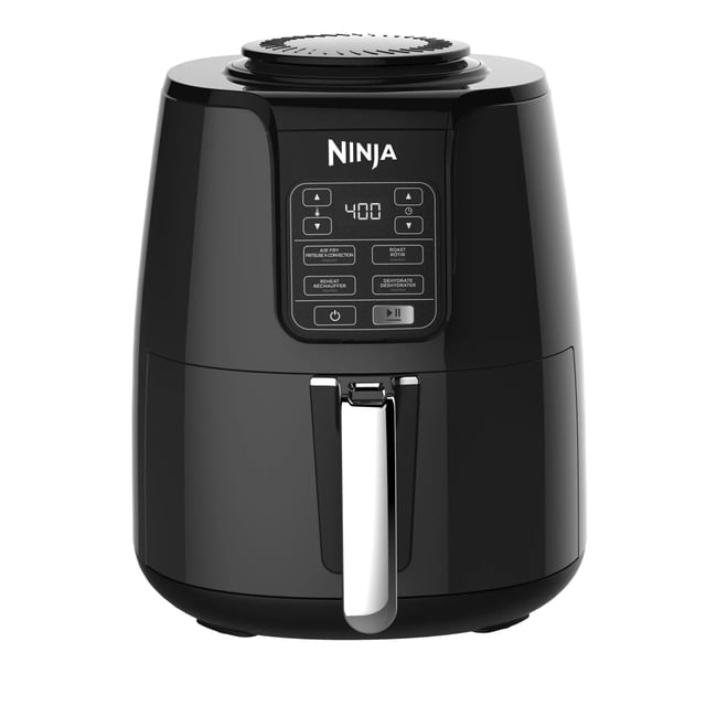 freidora de aire ninja canasta 4 litros color negra vista frontal centrada con panel digital: freidora de aire Ninja negra de silueta cilíndrica y cesta con revestimiento cerámico de 4 litros, asa plateada frontal y panel táctil LED que muestra tiempo y botones para temperatura, asar, hornear y deshidratar; base redondeada sobre fondo blanco, adecuada también para recalentar y dorar alimentos rápidamente.