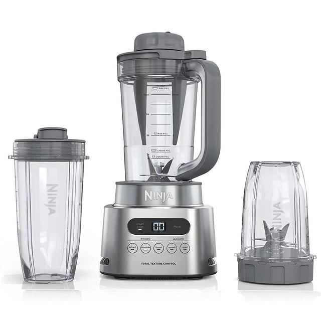 licuadora con procesador ninja twisti 1600w ss151 ninja ss151 vista frontal centrada de licuadora y procesador en negro y acero, base motora con display digital y botones táctiles, vaso procesador transparente de 34 oz con tapa y escala, vaso de 24 oz y vaso to‑go de 18 oz con cuchillas visibles; triple aspa, 5 programas Auto‑IQ, control de velocidad variable y función pulso, piezas aptas para lavavajillas. Ideal para preparar porciones individuales para llevar.