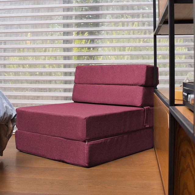 sofá cama plegable - individual - vino memory foam home sofa cama cozy, sofá cama individual plegable color rosa oscuro, vista frontal 3/4; cojines compactos de memory foam según el título, respaldo en tres secciones, asiento en dos niveles y funda removible con cierre visible, ubicado sobre piso de madera junto a estantería y ventana con persianas.