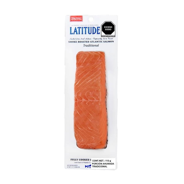 porción de salmón ahumado latitude 45 natural congelado 113 g Porción individual de filete de salmón con piel en empaque al vacío, filete rectangular naranja-rosado con vetas blancas, etiqueta Latitud 45 y sello de advertencia de sodio visible, listo para consumo y adecuado para ensaladas o aperitivos.