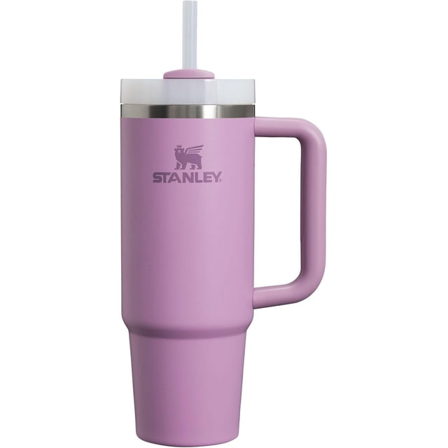 termo stanley quencher h2.0 flowstate Fucsia front-facing, close-up of a tall fuchsia stainless-steel tumbler with right-side integrated handle, visible brushed metal rim, removable white lid with centered straw, Stanley logo on front, plain white background; a formato práctico a menudo usado para hidratación en movimiento.