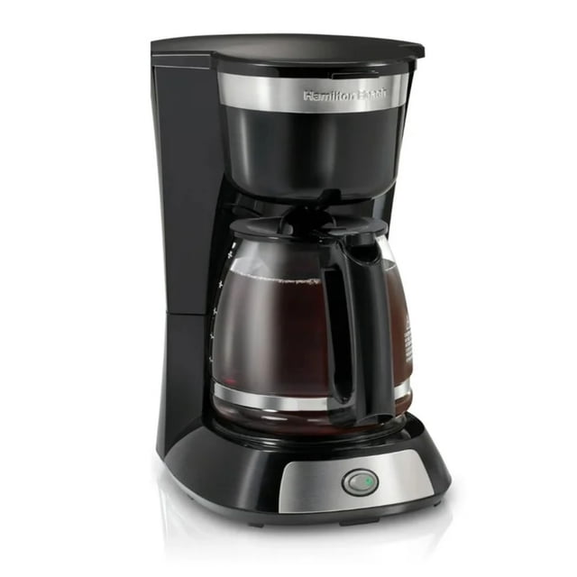 cafetera hamilton beach easy brew de 12 tazas con interruptor acero inoxidable pausa automática (reacondicionado) Cafetera de goteo reacondicionada en negro y acero inoxidable, vista frontal centrada con jarra de vidrio de 12 tazas y mango negro, ventana frontal de nivel de agua, canasta filtrante extraíble y placa calentadora antiadherente; interruptor iluminado en la base. Apta para rutinas diarias y a menudo usada también para preparar grandes cantidades para reuniones pequeñas.