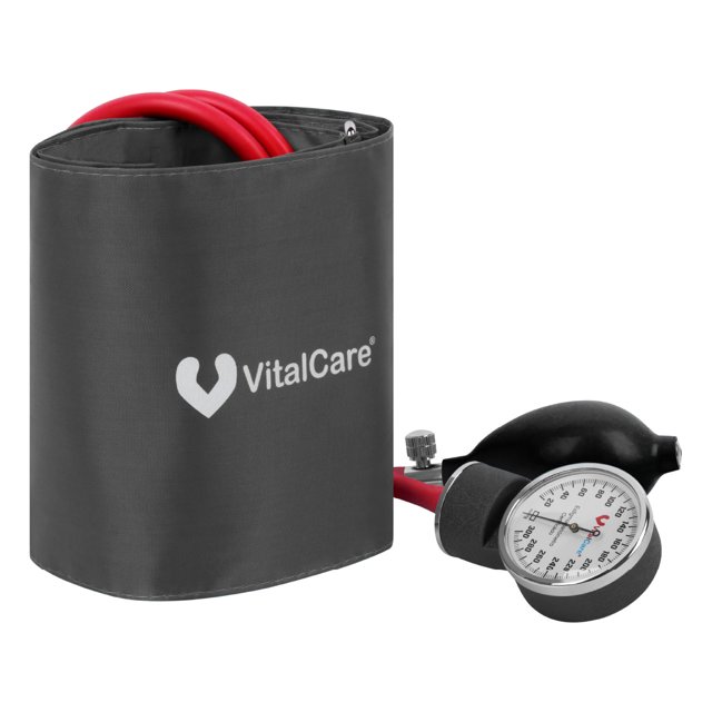 baumanómetro aneroide con brazalete amplio color rojo Vital Care; brazalete visible gris con logo VitalCare y tubo rojo conectado a manómetro analógico con pera de inflado negra, vista frontal; circunferencia del brazalete 22–45 cm, rango 0–300 mmHg, escala mínima 2 mmHg; instrumento para uso profesional en técnica auscultatoria.