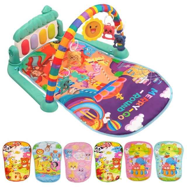 gimnasio acolchado infantil tapete bebe con piano musical, vista frontal 3/4 de tapete acolchado en poliéster con estampado animado y colores vivos; arco forrado con cinco juguetes colgantes y barra acolchada montada en patas de policarbonato; piano eléctrico luminoso posicionable con teclas grandes, funciona con 3 pilas AA (no incluidas). Ideal desde 6 meses; también suele usarse como superficie acolchada de juego para estimular motricidad.
