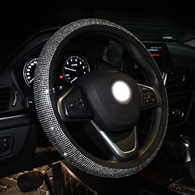 funda de volante de cristal, funda de volante de coche, funda de volante de diamante, protector de volante, verdadera excelencia funda universal para volante de 38 cm (15") con diamantes de imitación multicolor sobre tela tipo piel de felpa; vista frontal centrada del volante instalada en el interior del auto, acabado brillante que refleja la luz, textura acolchada y borde antideslizante, instalación rápida colocada directamente sobre el aro; adecuada para masajear las palmas y reducir la fatiga de conducción.