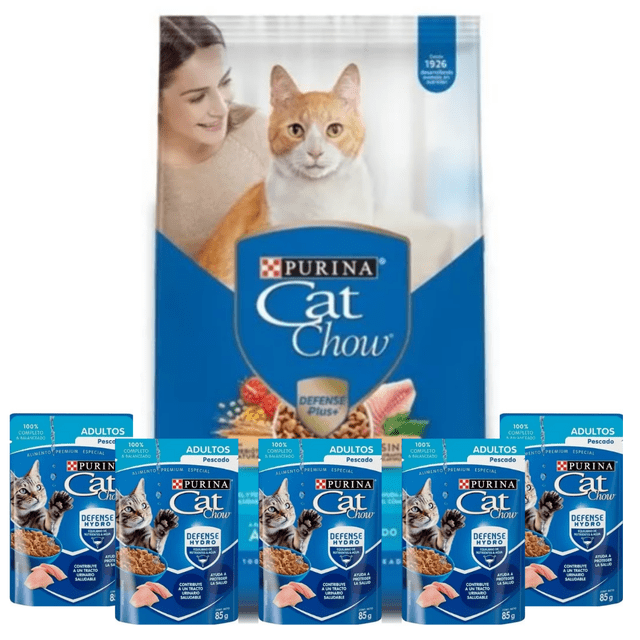 alimento para gato cat chow 20 kg bolsa azul frontal con logotipo Purina Cat Chow, imagen de gato naranja en la parte superior, sello "Defense Plus" y croquetas e ingredientes ilustrados; varias bolsitas de 85 g para gatos adultos dispuestas frente a la bolsa grande, alimento balanceado visible.