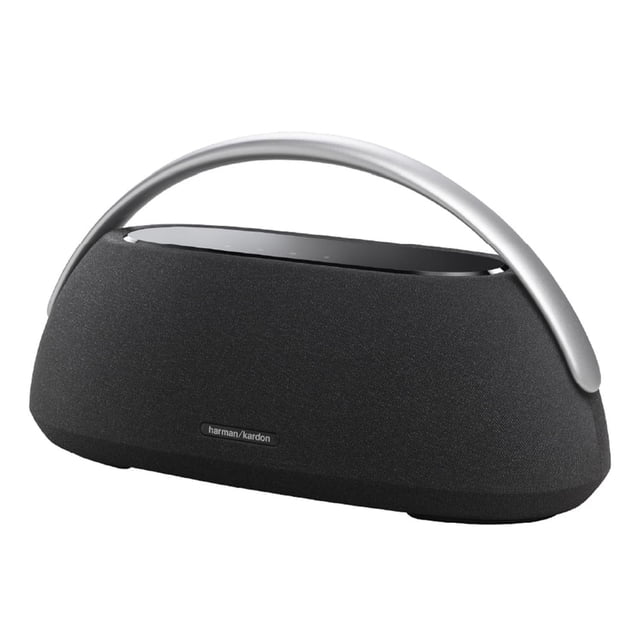 bocina bluetooth harman kardon go + play 3 160w, hasta 8 horas de reproducción, altavoz 3 vías, entr Vista frontal centrada de la bocina Harman Kardon Go + Play 3 en negro; cuerpo alargado con rejilla de tela negra, mango arqueado de aluminio plateado y panel táctil de vidrio templado en la parte superior. Logo frontal, subwoofer orientado hacia abajo, radiador pasivo y batería integrada para hasta 8 horas; apta para audio inalámbrico en casa y para emparejar dos unidades.