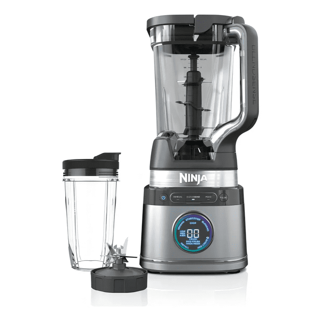 licuadora de potencia detect duo con tecnología blendsense 2.1l 1200w, ninja, tb300laa, 1 pieza Vista frontal de la licuadora Ninja gris con jarra principal translúcida de 72 oz (2.1 l) sobre base con panel digital y botones (2 programas automáticos, 4 manuales); incluye vaso individual de 24 oz con tapa para llevar y cuchillas Total Crushing visibles. Fondo blanco neutro de estudio; también es adecuada para preparar porciones individuales para llevar.