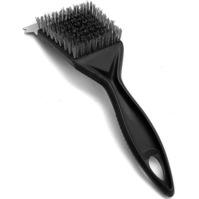 stainless steel grill brush, wire brush, cleaning tool with scraper, for charcoal grill, electric bbq, smoker — vista en 3/4 con mango ergonómico negro; cabezal con cerdas de acero inoxidable y raspador metálico de 7.5 cm visible, para remover grasa quemada, residuos adheridos y óxido en parrillas y ahumadores; también apto para limpiar rejillas portátiles y accesorios de barbacoa.