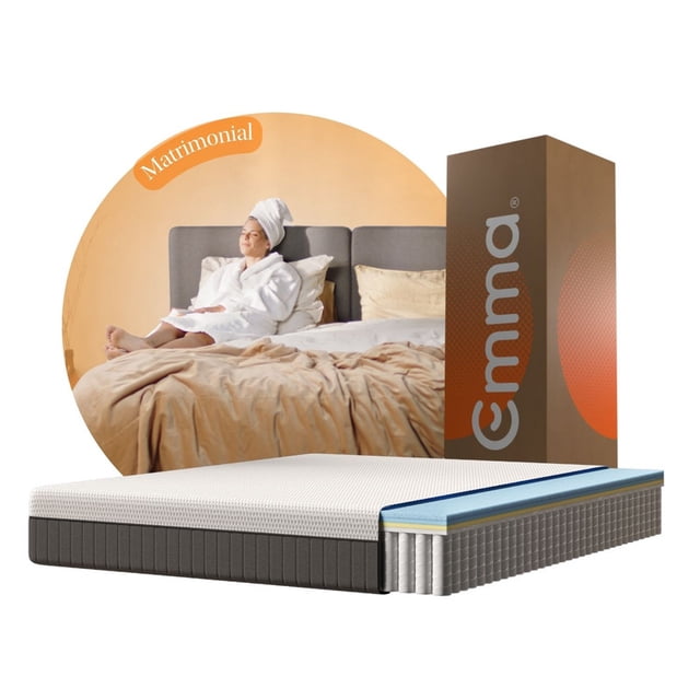 colchón emma hybrid active-cooling | matrimonial 135x190 cm | memory foam & resortes | colchón en caja | tecnología alemana vista frontal con sección cortada que muestra capas: funda blanca texturizada, espuma Active Cooling con grafito, viscoelástica y resortes independientes Edge-to-Edge; banda lateral gris oscuro y caja de envío Emma al lado; adecuada para quienes buscan soporte zonificado y regulación de temperatura, a menudo usada para huéspedes o habitaciones con espacio variable.