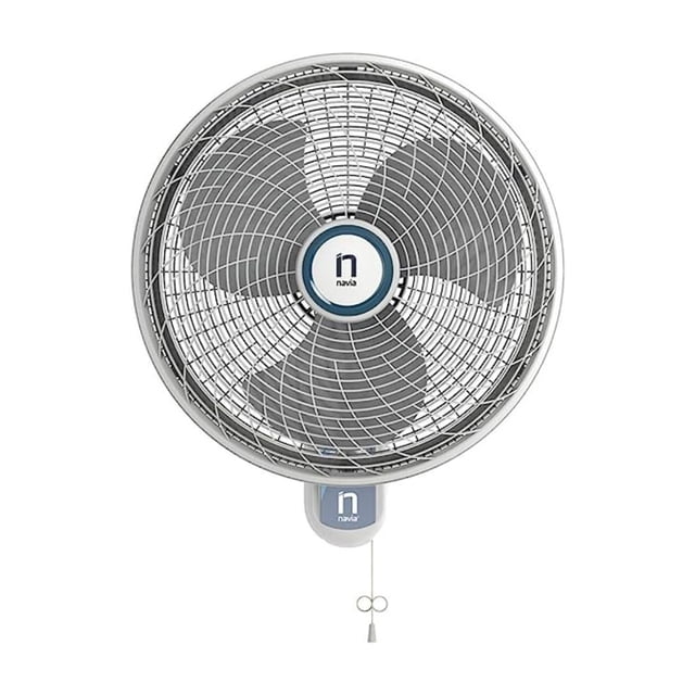 ventilador de 16' de pared navia modelo 2vwnpm160m0 Blanco, vista frontal centrada del ventilador montado en pared con 3 aspas y rejilla protectora metálica, base compacta con cadena de control; diseñado para ventilación en espacios reducidos con oscilación y velocidades ajustables, también adecuado para talleres o garajes pequeños.